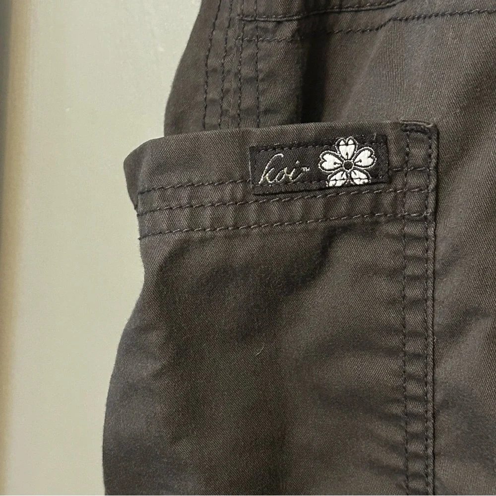 Koi by Kathy Peterson Gray Cargo Capri Pants Size Large Petite - Picture 3 of 11